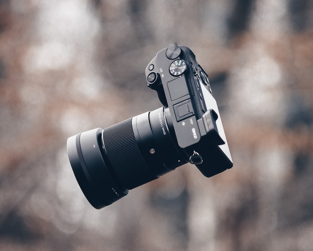 Gadżety dla miłośników fotografii - jakie aparaty i akcesoria warto mieć?