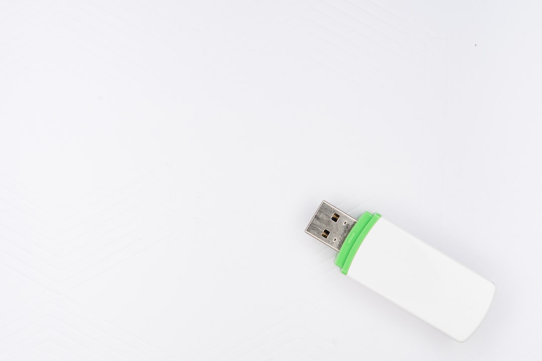 Kabel USB z logo w modnym stylu