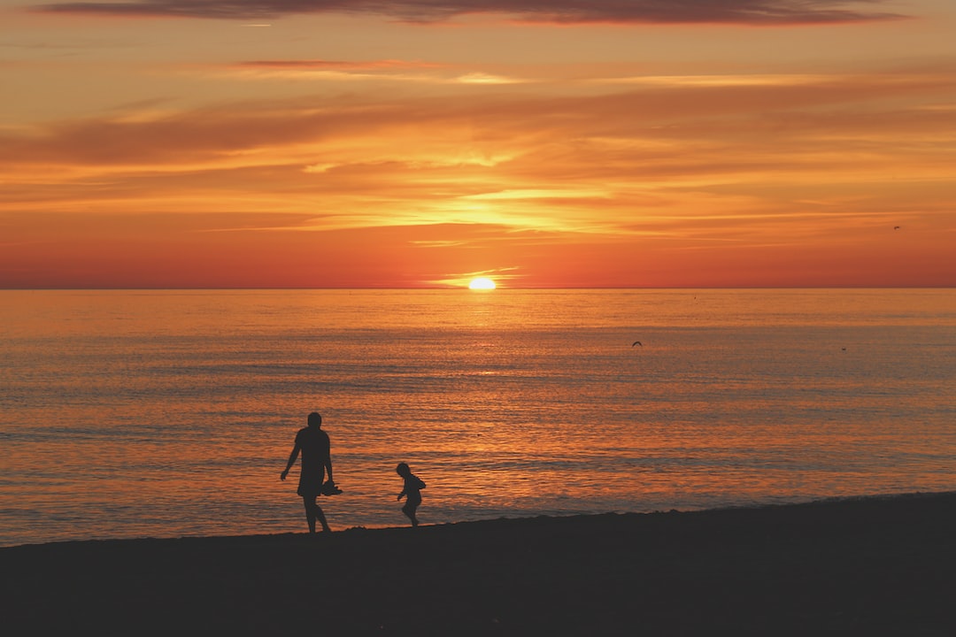 Różnorodne gry plażowe z logo firmy