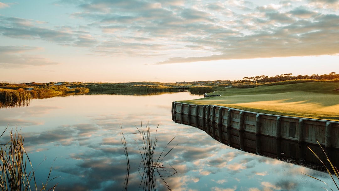 Zestaw gadżetów golfowych jako podarunek