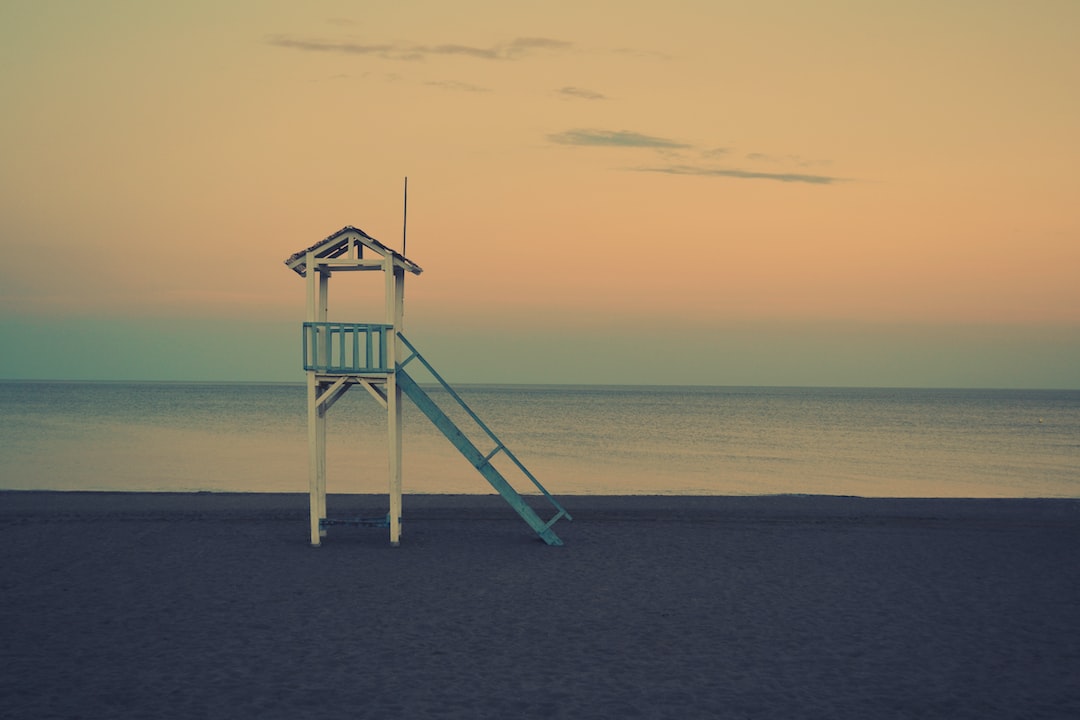 Gracze na plaży grający w piłkę nożną