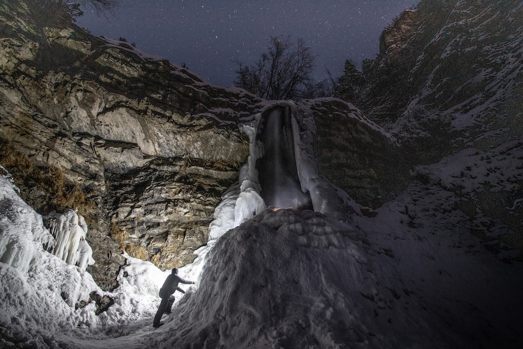 Latarka czołowa z logo podczas aktywności outdoorowej