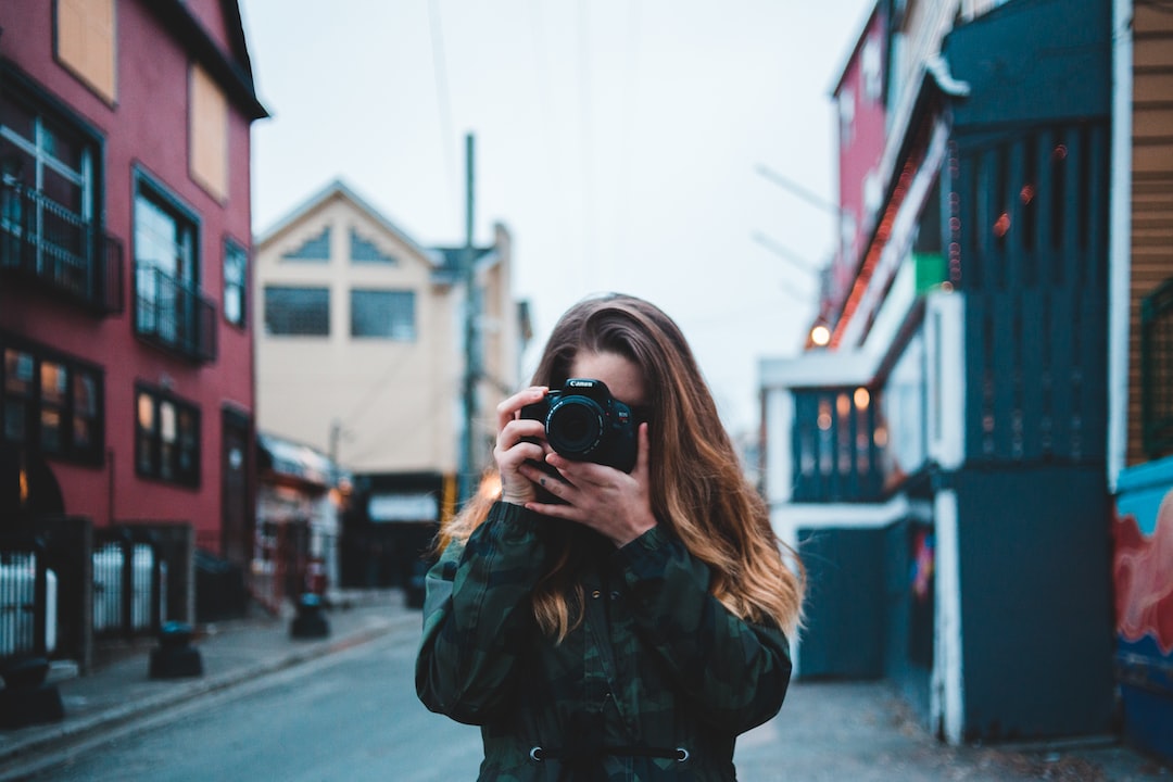 zdjęcie prezentujące różnorodne gadżety fotograficzne