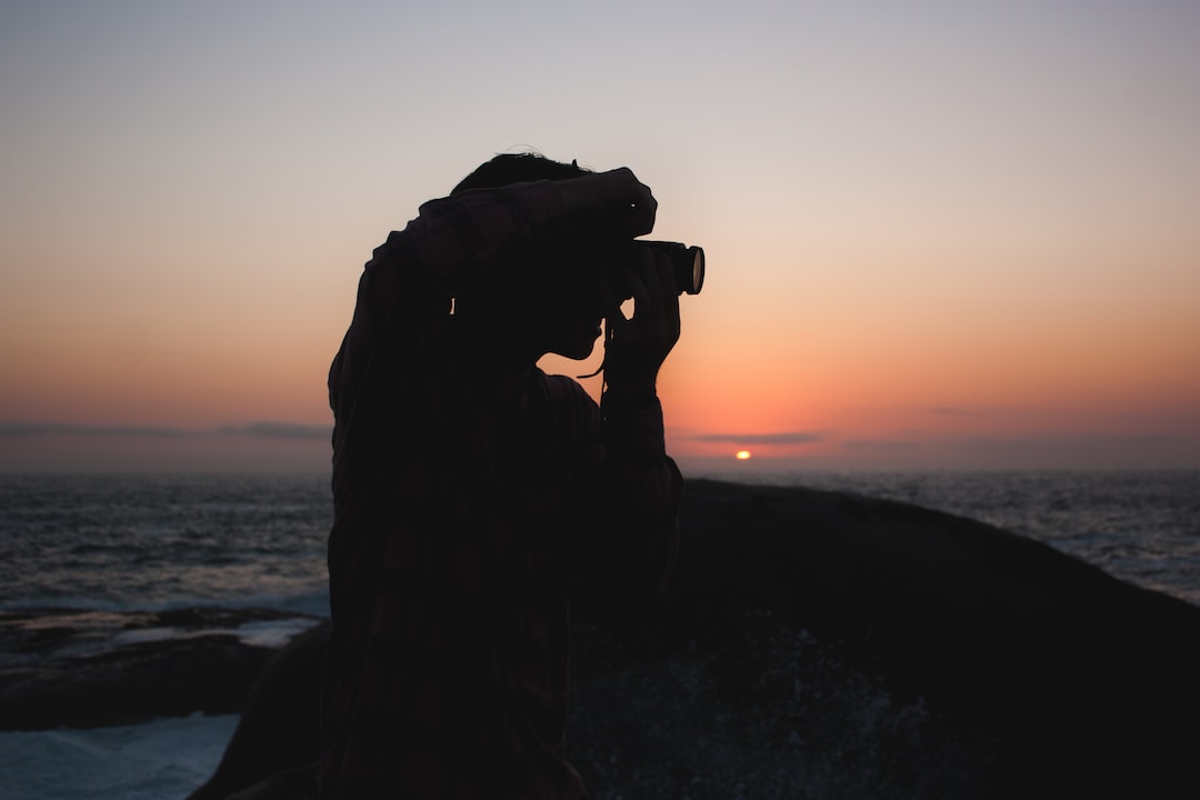 Fotograf używający gadżetów promocyjnych