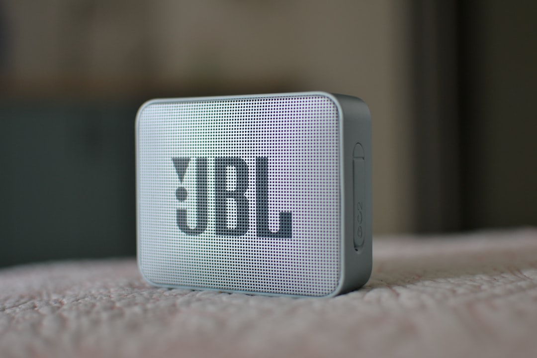 Głośnik Bluetooth z logo marki symbolizujący wpływ marki na jakość dźwięku