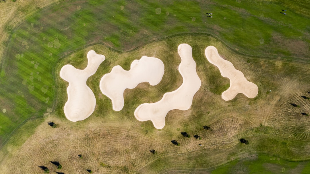 Golfista trzymający parasol na polu golfowym