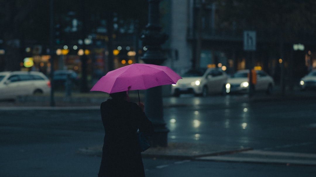 Klasyczny parasol na tle tradycyjnej scenerii