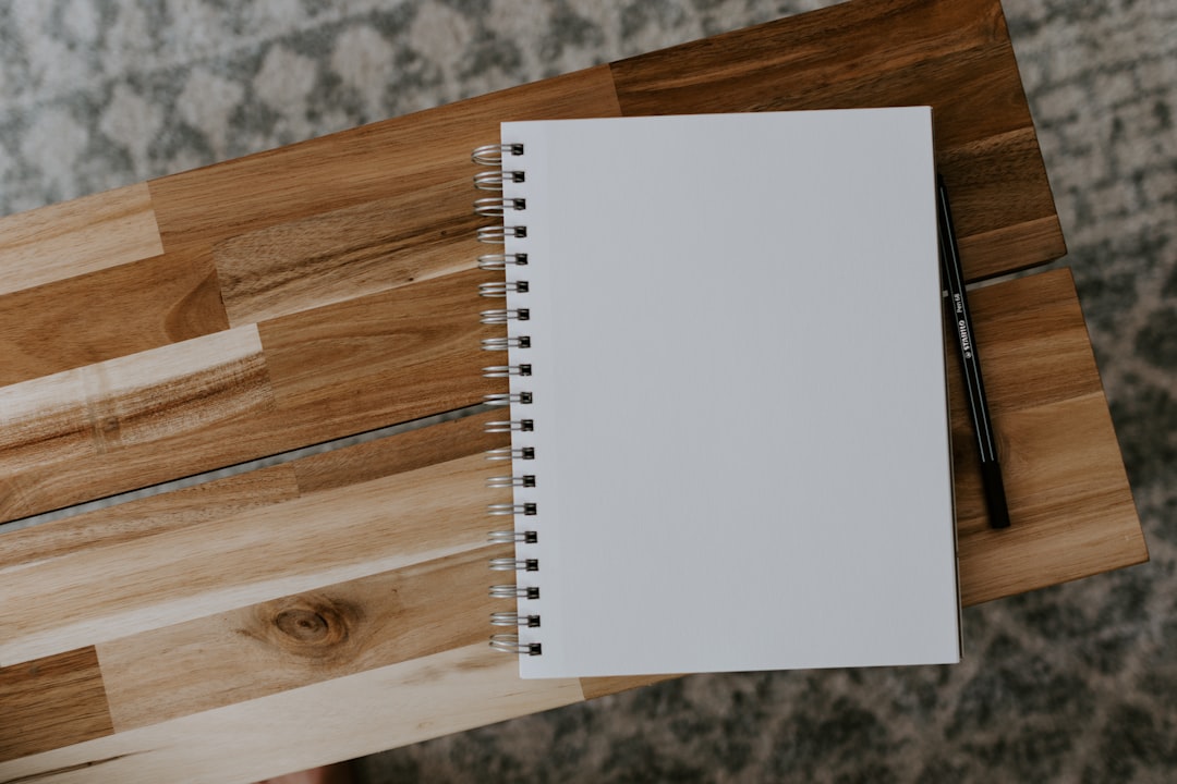 Notes reklamowy na biurku z logo firmy