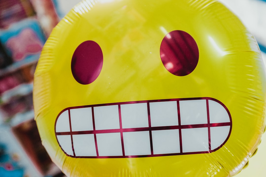 Kolorowe balony reklamowe używane do promocji marki