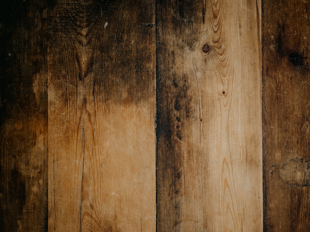 Drewniane gadżety reklamowe na biurku