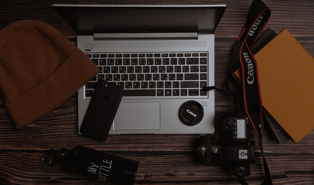 Kolorowe gadżety reklamowe z filcu na stole