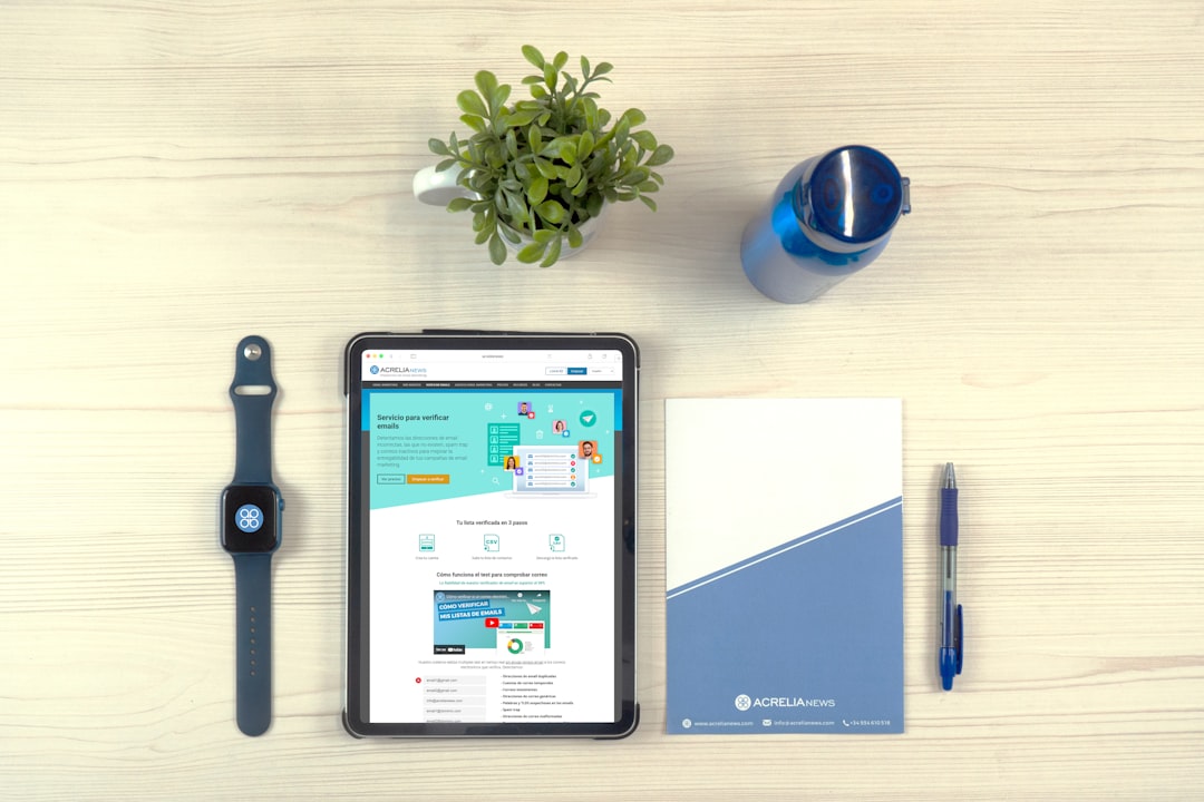 Gadżety reklamowe rozłożone na stoisku targowym