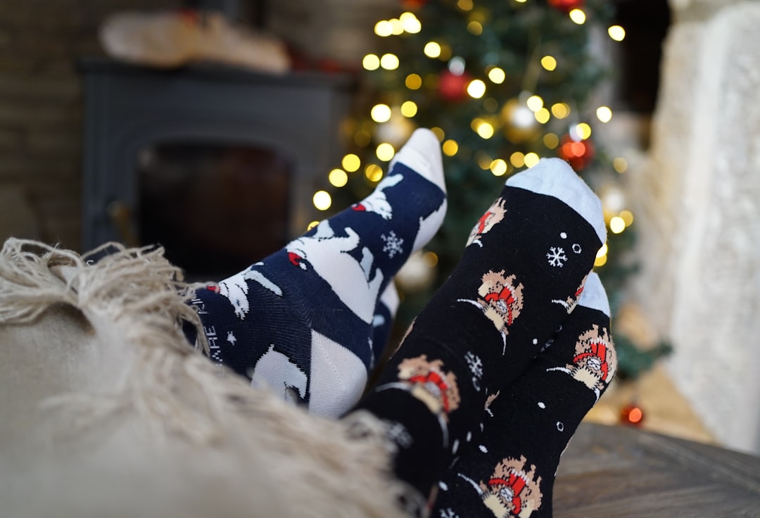 Kolorowe skarpetki reklamowe leżące na stole