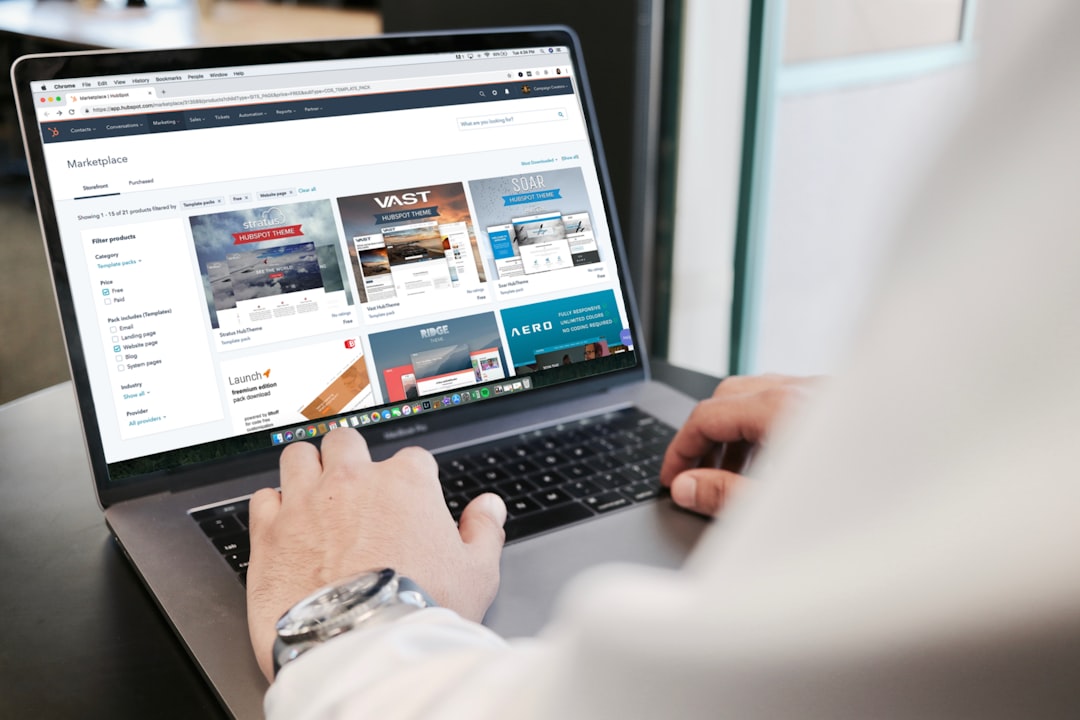 Gadżety reklamowe na stole przedstawiające przykłady produktów promocyjnych